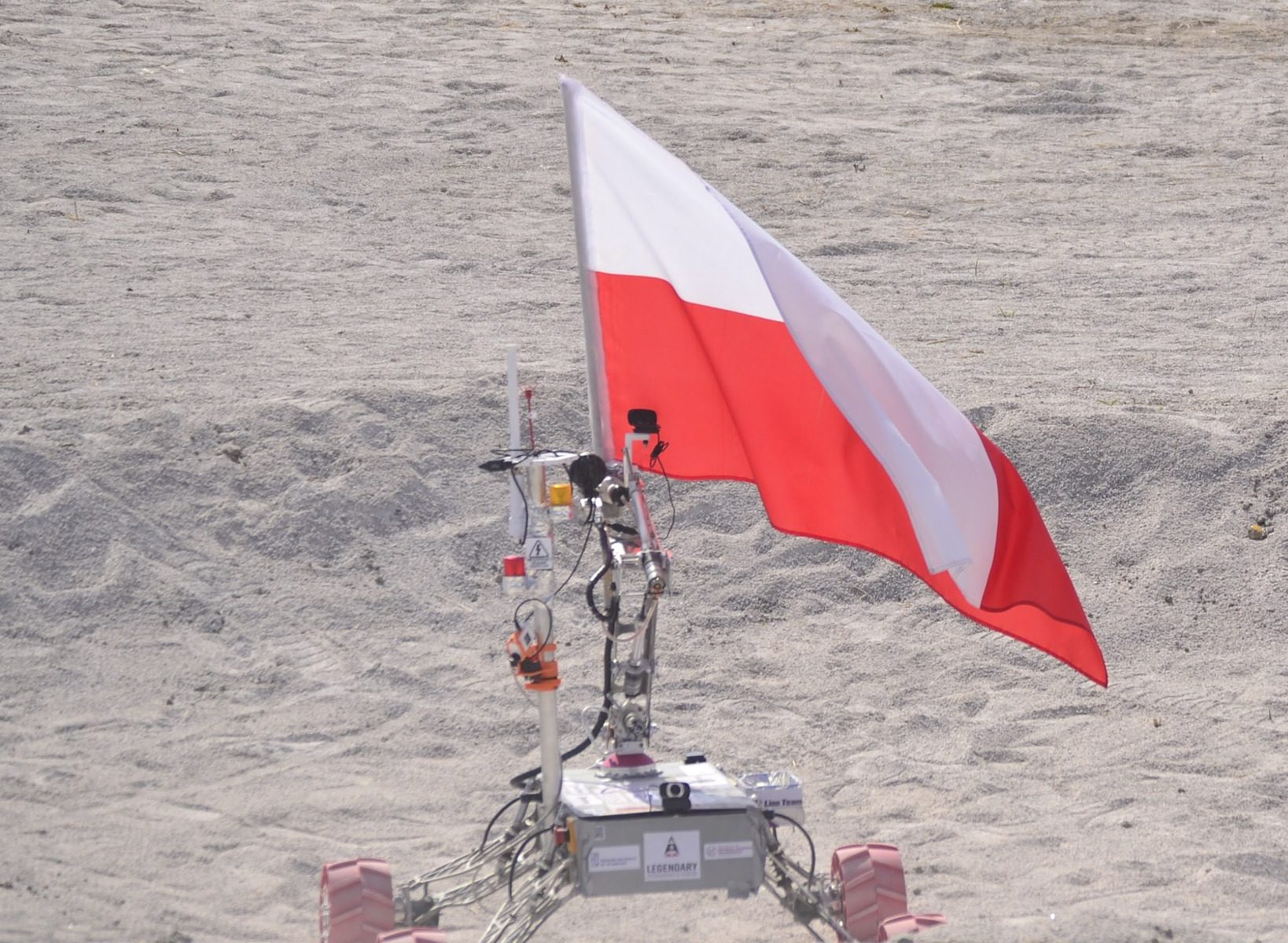 łazik trzyma flagę Polski